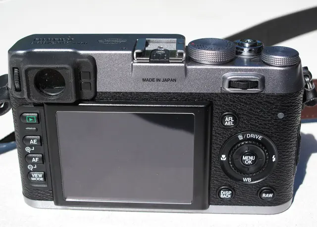 Fujifilm X100 bạc — màu film đẹp
